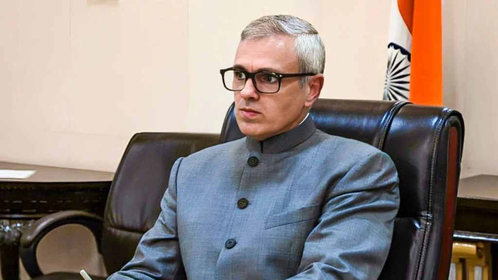 J&K CM Omar Abdullah की अपील — पेट्रोल पंप पर न लगाएं भीड़