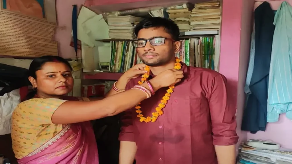 Science टॉपर Aditya Prakash Aman, Arts टॉपर Nishu Kumari